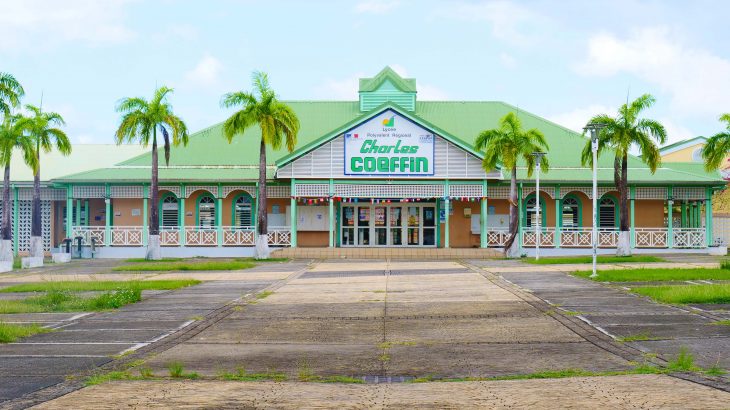 Le lycée Charles Coeffin, à Baie-Mahault